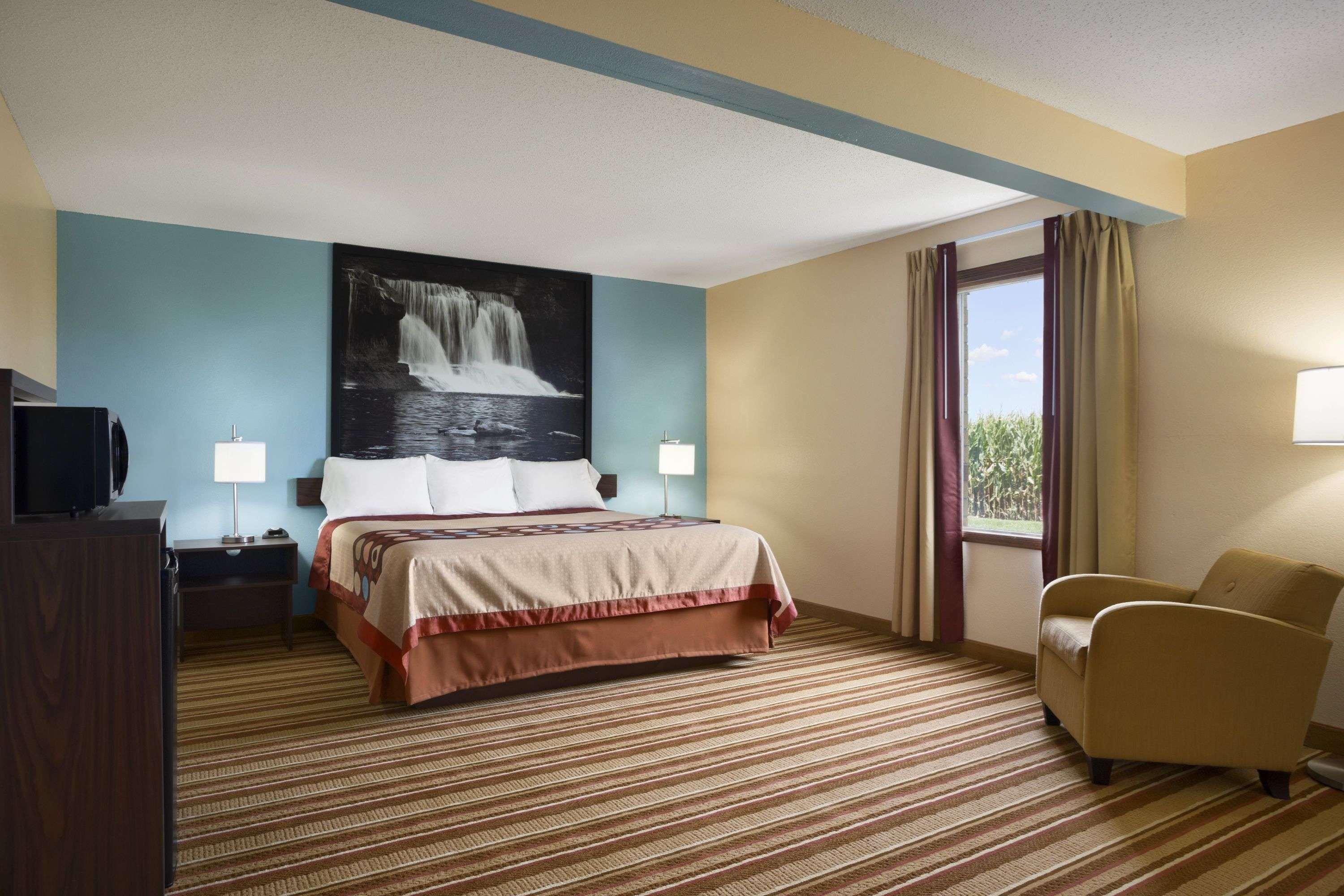 Super 8 By Wyndham Mattoon Hotell Exteriör bild