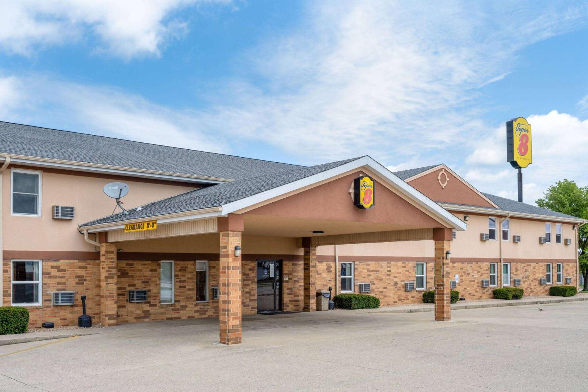 Super 8 By Wyndham Mattoon Hotell Exteriör bild