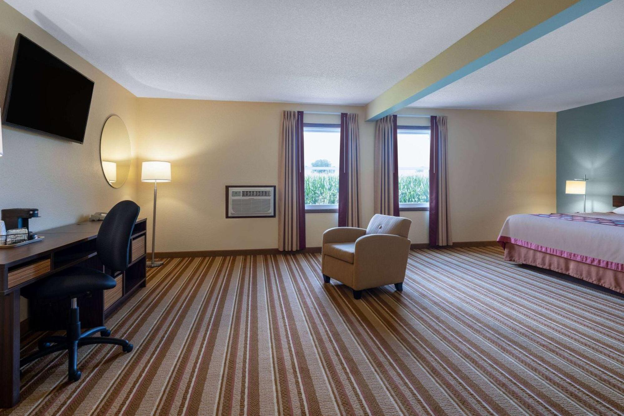 Super 8 By Wyndham Mattoon Hotell Exteriör bild
