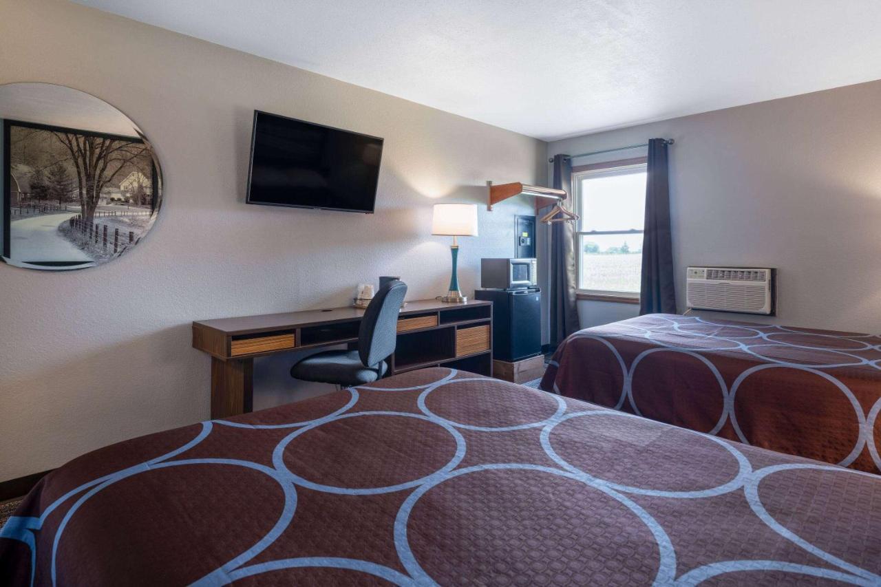 Super 8 By Wyndham Mattoon Hotell Exteriör bild
